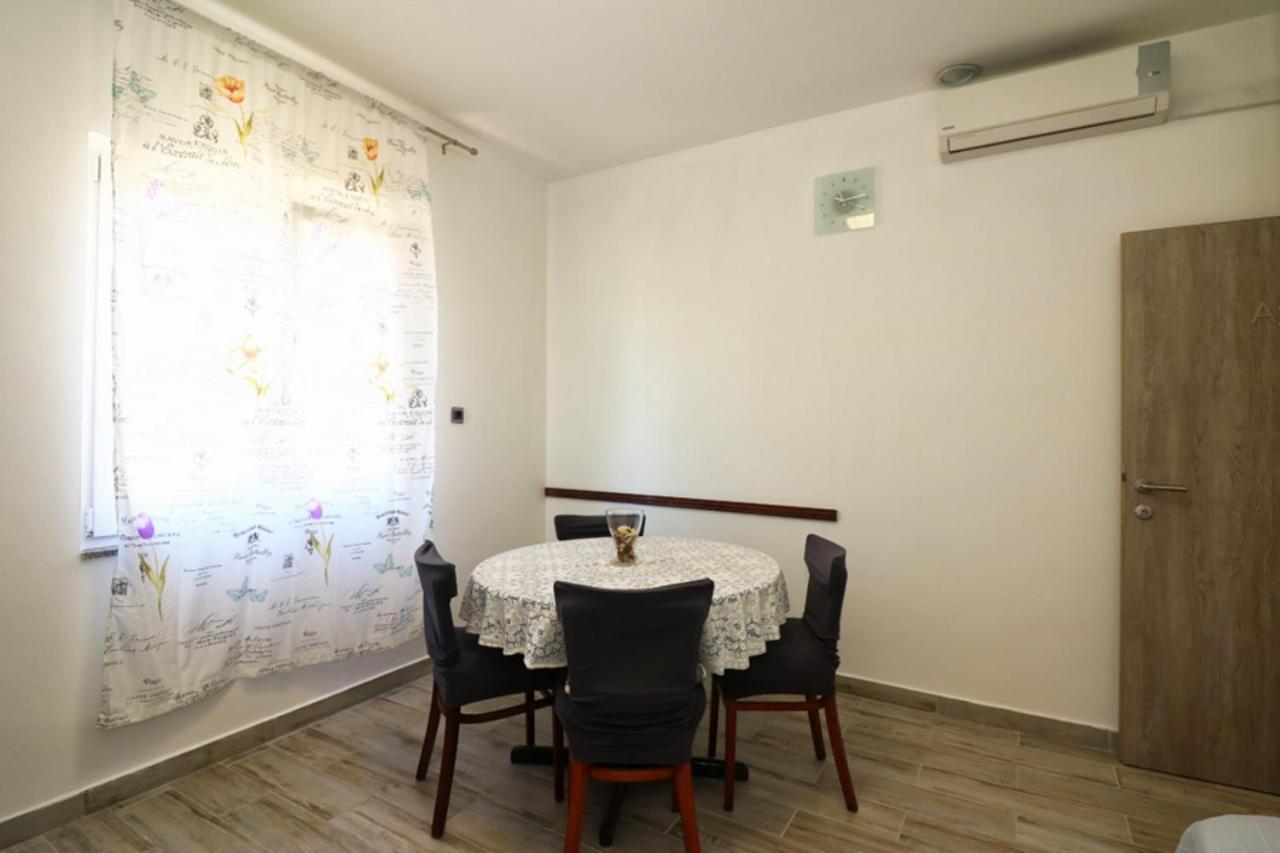 Apartmani Mikin Бетина Экстерьер фото
