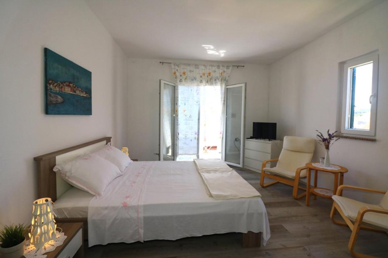 Apartmani Mikin Бетина Экстерьер фото