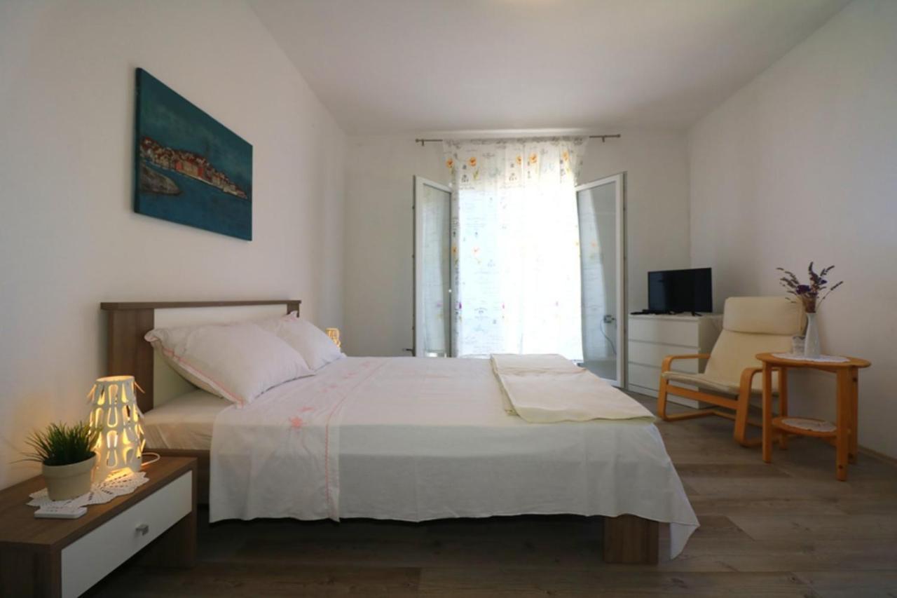 Apartmani Mikin Бетина Экстерьер фото