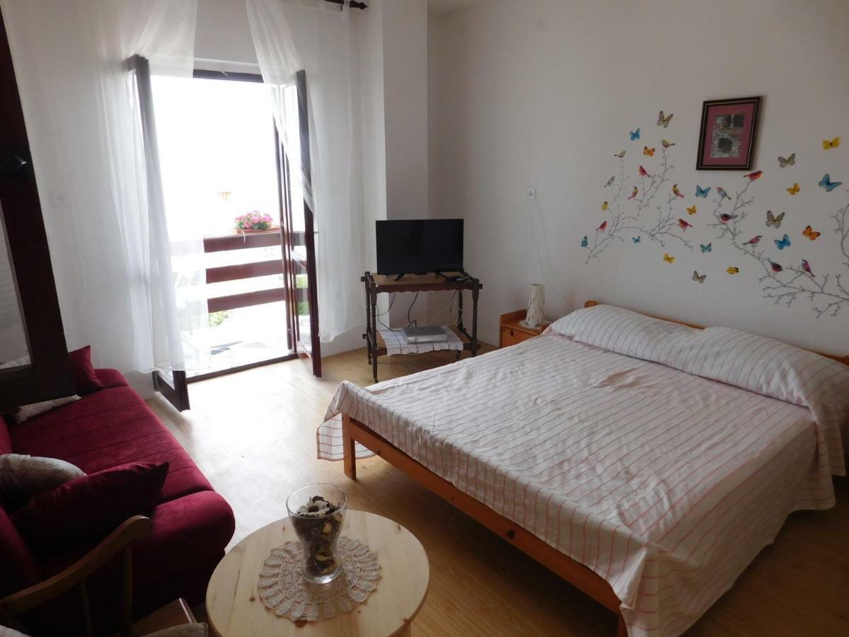 Apartmani Mikin Бетина Экстерьер фото