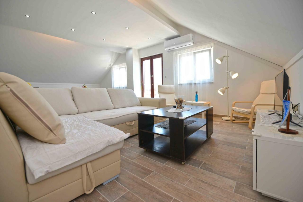 Apartmani Mikin Бетина Экстерьер фото