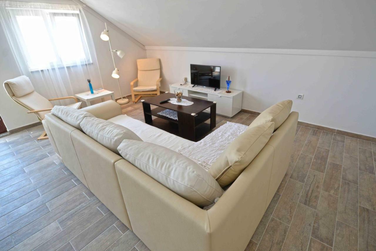 Apartmani Mikin Бетина Экстерьер фото
